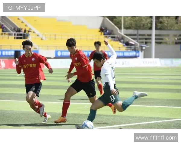 小宇与足球明星共赴绿茵场展开激情对决展现足球魅力与友谊的完美结合